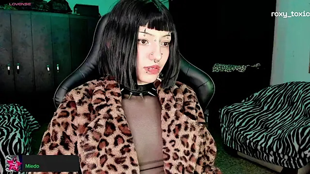 roxy toxic online show from October 2025 01:28:01 AM