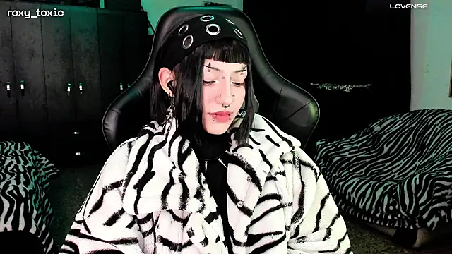 roxy toxic online show from November 2025 12:42:02 AM