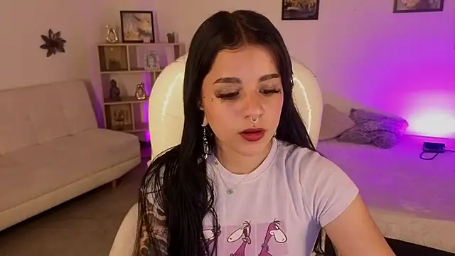 Nicole Foxx  online show from October 2025 07:32:01 PM