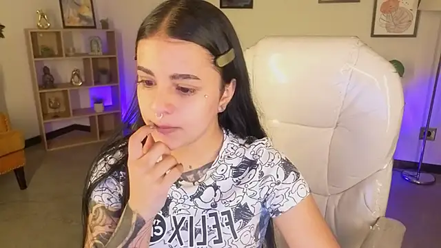 Nicole Foxx  online show from October 2025 08:21:02 PM