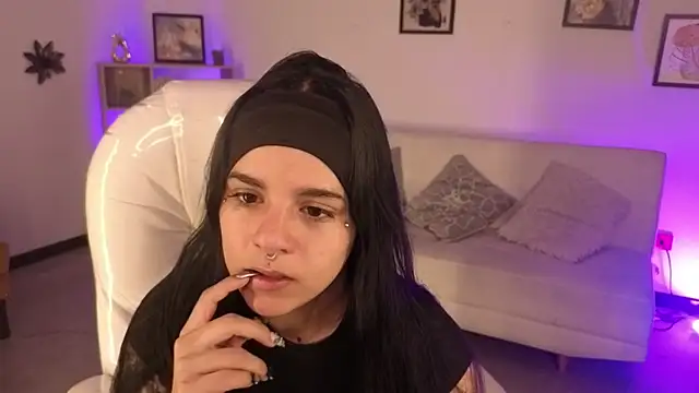 Nicole Foxx  online show from November 2025 07:13:01 PM