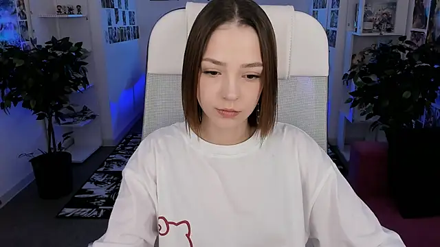 Snapshot of PamBeesly chatting on October 2025 08:29:01 AM PamBeesly online show from October 2025 08:29:01 AM