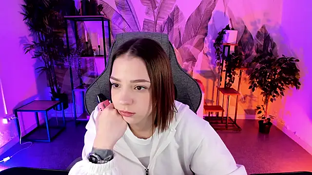 Snapshot of PamBeesly chatting on November 2025 09:20:01 AM PamBeesly online show from November 2025 09:20:01 AM