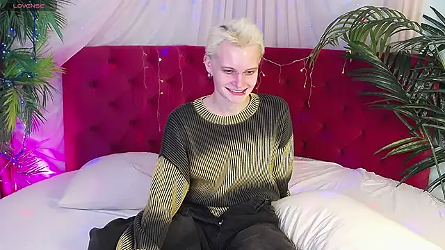 Snapshot of DemianEnglen chatting on February 2025 11:37:02 PM DemianEnglen online show from February 2025 11:37:02 PM