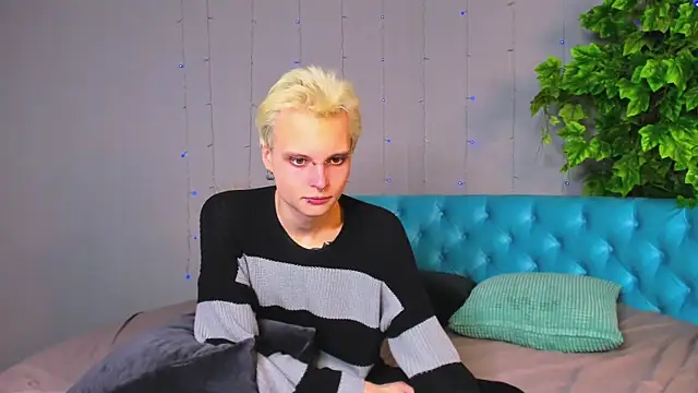 Snapshot of DemianEnglen chatting on February 2025 11:42:02 PM DemianEnglen online show from February 2025 11:42:02 PM