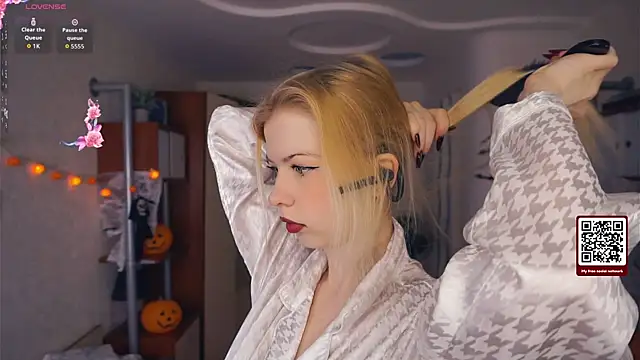 LynetHakes online show from October 2025 04:10:01 AM