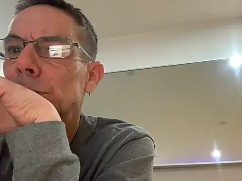 Snapshot of Kenhornu chatting on December 2025 09:32:02 PM Kenhornu online show from December 2025 09:32:02 PM