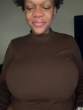 Snapshot of Boneca25 chatting on February 2026 02:39:02 AM Boneca25 online show from February 2026 02:39:02 AM