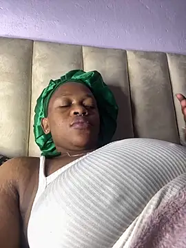 Boneca25 online show from March 2026 10:58:02 PM