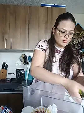 Snapshot of Vale_Saenzz chatting on July 2026 04:55:01 PM Vale Saenzz online show from July 2026 04:55:01 PM