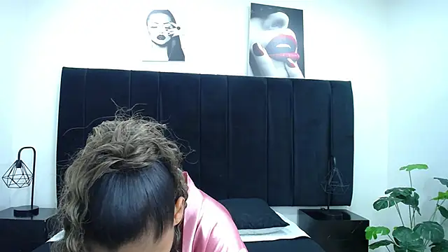 Snapshot of CamiilaReyes chatting on January 2026 04:09:02 PM CamiilaReyes online show from January 2026 04:09:02 PM