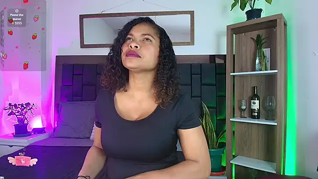 Snapshot of CamiilaReyes chatting on April 2026 03:17:02 PM CamiilaReyes online show from April 2026 03:17:02 PM