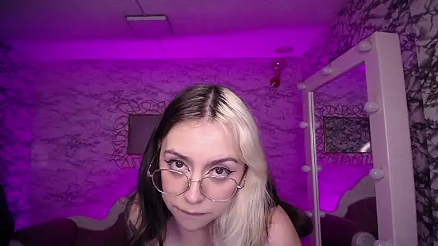 Hela v online show from March 2025 06:55:01 PM