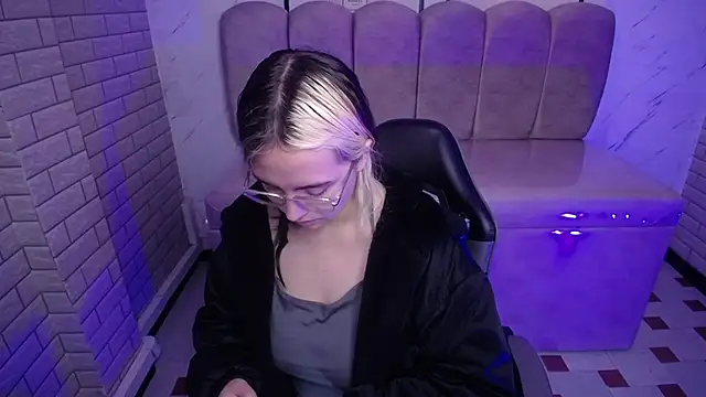 Hela v online show from November 2025 12:02:02 PM