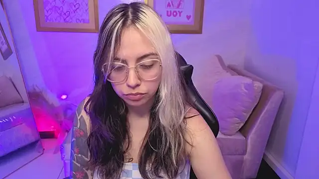 Hela v online show from December 2025 07:56:02 PM