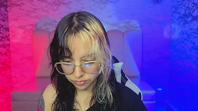 Hela v online show from March 2026 01:05:01 PM