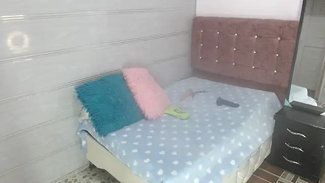 Ariasmithog online show from September 2025 12:27:02 PM