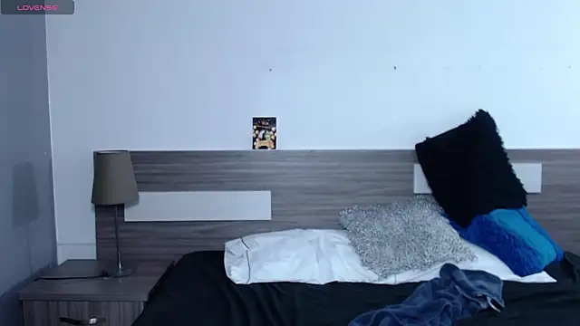 Liiamthompson online show from November 2025 07:10:01 PM