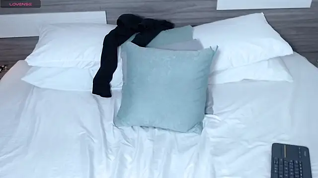 Liiamthompson online show from April 2026 09:45:01 PM