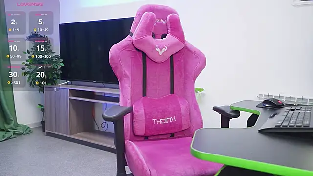 Snapshot of MilaStoyne chatting on September 2025 06:13:01 AM MilaStoyne online show from September 2025 06:13:01 AM