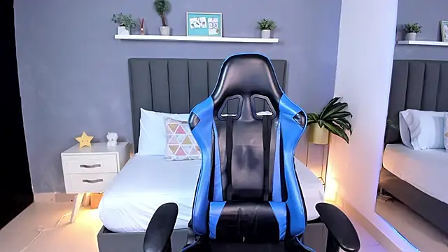 alessia leroy online show from February 2025 11:25:02 PM