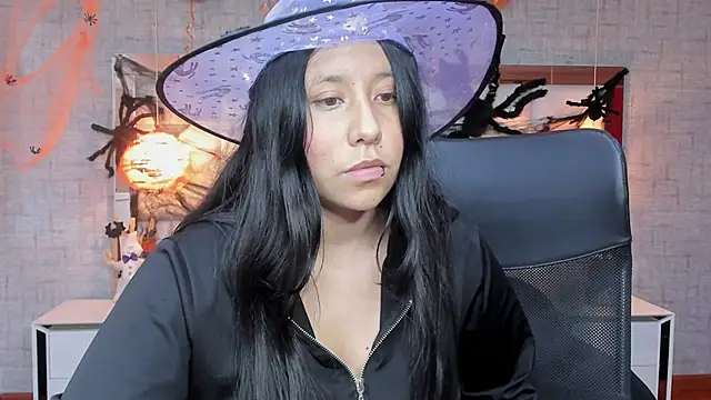 Nohemi louse online show from October 2025 07:05:02 PM