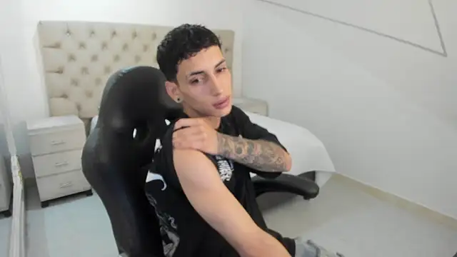 JhoanLeandro online show from October 2025 05:49:02 AM