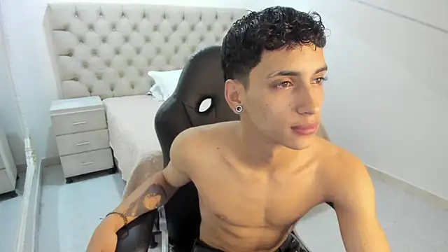 JhoanLeandro online show from October 2025 04:49:01 AM