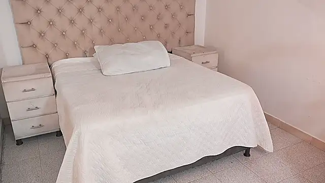 JhoanLeandro online show from February 2026 05:11:02 AM