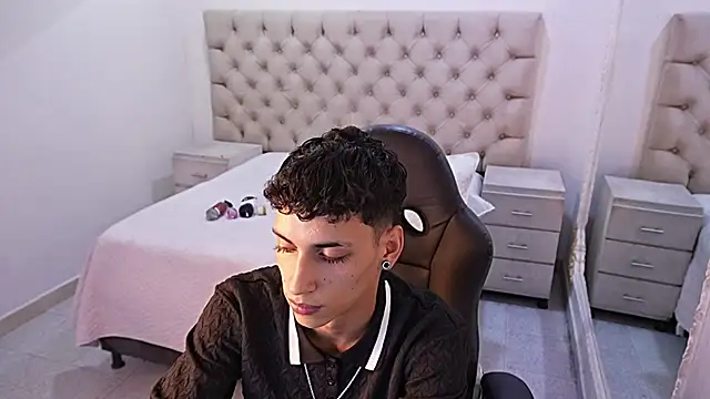 JhoanLeandro online show from March 2026 07:03:02 AM