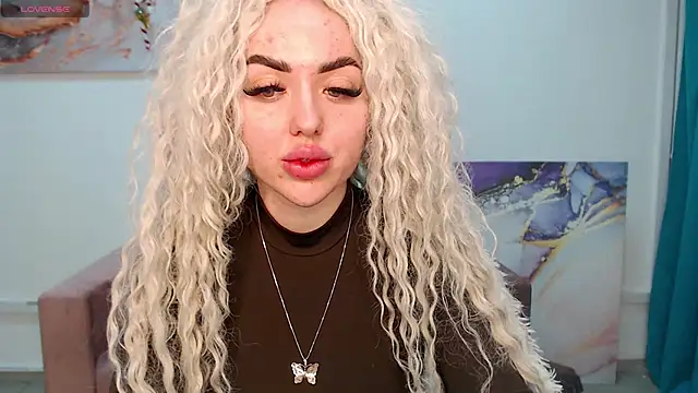 Snapshot of MissisCaty chatting on February 2025 04:11:01 AM MissisCaty online show from February 2025 04:11:01 AM