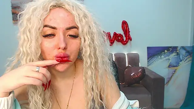 Snapshot of MissisCaty chatting on February 2025 07:42:01 PM MissisCaty online show from February 2025 07:42:01 PM