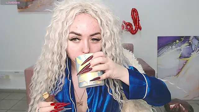 Snapshot of MissisCaty chatting on February 2025 04:09:02 AM MissisCaty online show from February 2025 04:09:02 AM