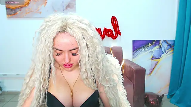 Snapshot of MissisCaty chatting on February 2025 07:52:01 PM MissisCaty online show from February 2025 07:52:01 PM