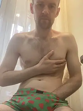 LynnAhNight online show from April 2026 03:31:02 AM