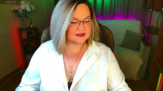 Vivien  wet online show from November 2025 04:06:02 PM