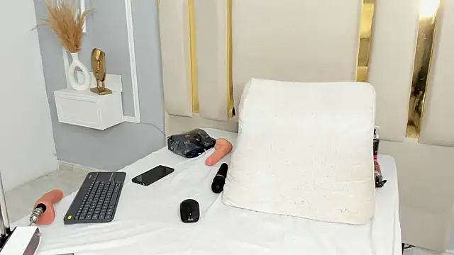 emmysandoval online show from February 2026 01:01:02 PM