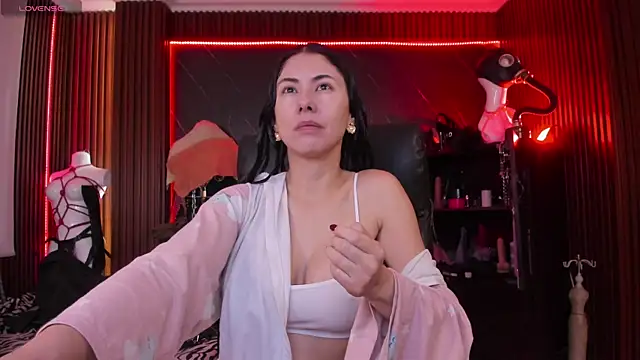 XiaQueen online show from December 2025 12:01:02 PM