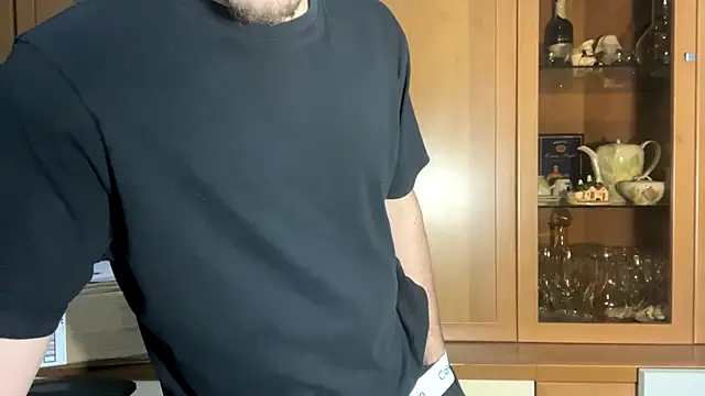 Snapshot of NaplesGuy04 chatting on February 2025 05:37:01 PM NaplesGuy04 online show from February 2025 05:37:01 PM