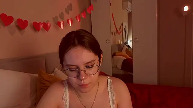 Mia Luw online show from March 2026 10:32:02 AM