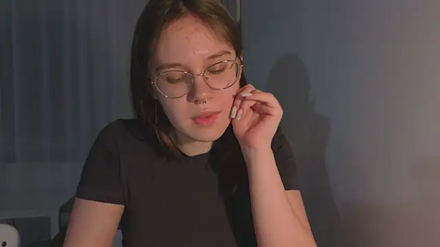 Mia Luw online show from March 2026 03:23:01 PM