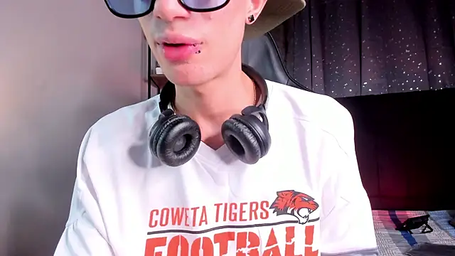 NovaaWheler online show from December 2025 06:17:01 PM