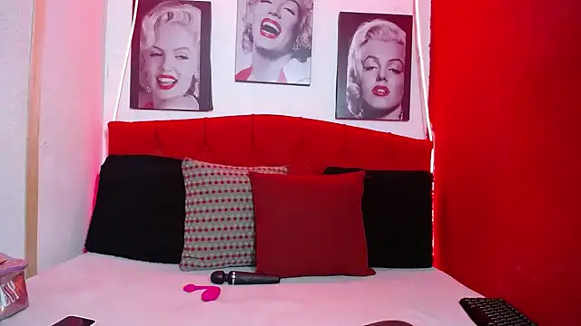 Snapshot of Tiana_Ebony18 chatting on April 2026 12:10:01 PM Tiana Ebony18 online show from April 2026 12:10:01 PM