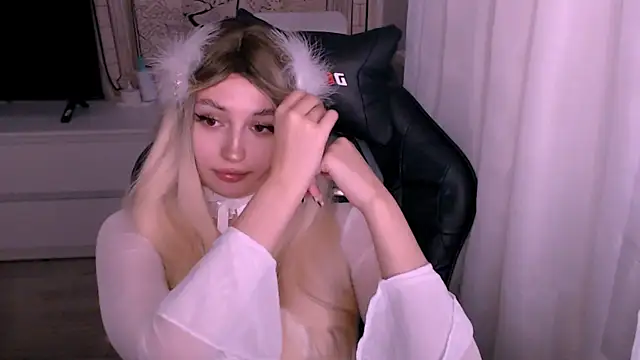 Snapshot of beauty_blonde chatting on November 2025 02:10:02 AM beauty blonde online show from November 2025 02:10:02 AM