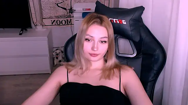 Snapshot of beauty_blonde chatting on November 2025 01:17:01 AM beauty blonde online show from November 2025 01:17:01 AM