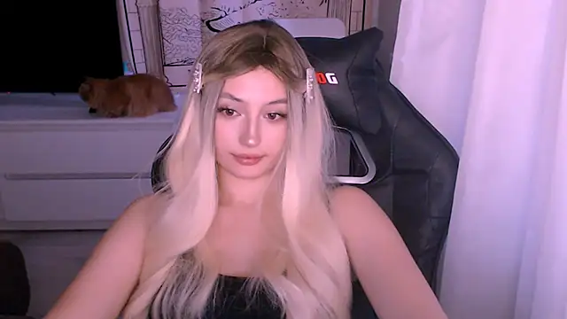 Snapshot of beauty_blonde chatting on November 2025 02:58:01 AM beauty blonde online show from November 2025 02:58:01 AM