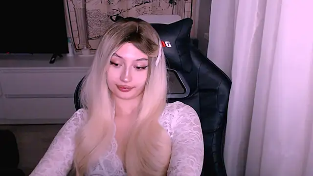 Snapshot of beauty_blonde chatting on December 2025 12:15:02 AM beauty blonde online show from December 2025 12:15:02 AM