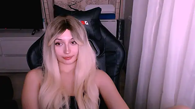 Snapshot of beauty_blonde chatting on December 2025 12:21:02 PM beauty blonde online show from December 2025 12:21:02 PM