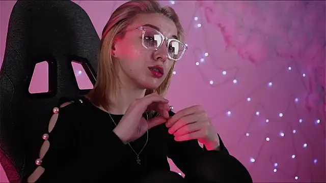 Snapshot of PhilippaAdamas chatting on February 2025 08:50:02 AM PhilippaAdamas online show from February 2025 08:50:02 AM