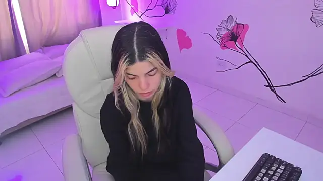 Isabela Fiorelli online show from November 2025 01:33:02 PM